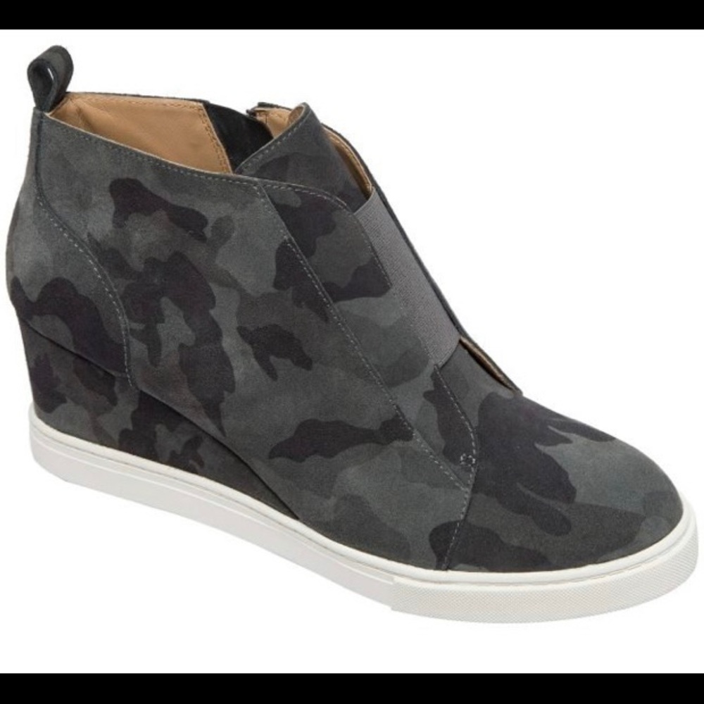 Women’s wedge booties
